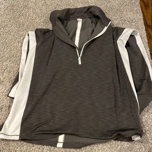 Under armor cold gear half zip. Size XL, Grey with white detailing